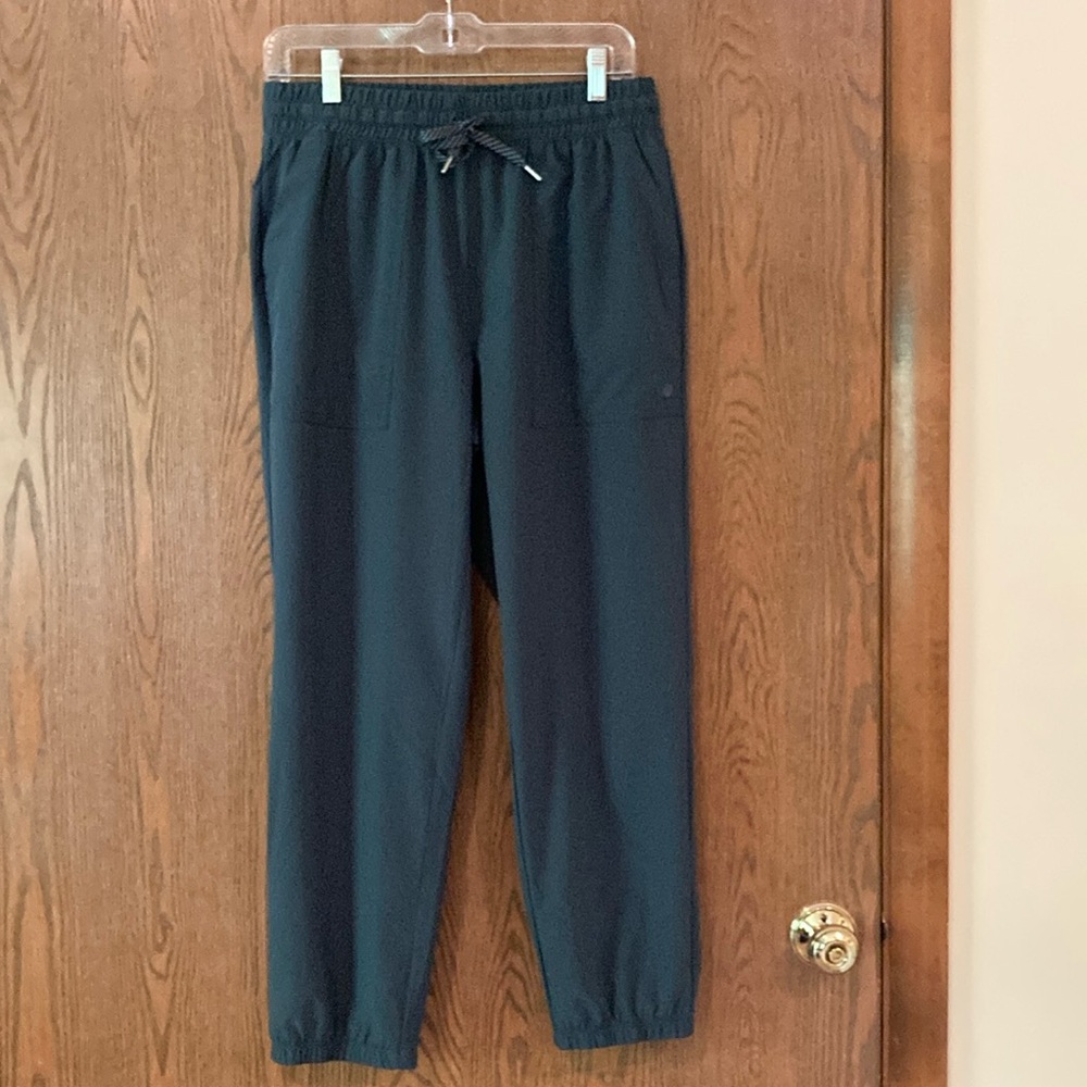 Lightweight exercise pants w 3 pockets
